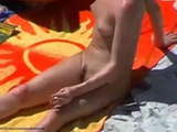 Femme nue sur la plage