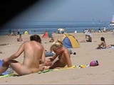 Espionner deux femmes sur la plage