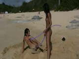 Filles sur la plage nudiste