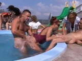 Sexe de groupe dans une piscine